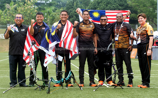  Pasukan memanah negara bergambar bersama Menteri Belia dan Sukan, Khairy Jamaluddin (tengah) selepas memenangi pingat emas dalam acara compound berpasukan lelaki selepas kalahkan Singapura, 228-222 pada Sukan SEA Kuala Lumpur di Padang Sintetik Bukit Jalil, Bandar Sukan Kuala Lumpur semalam. — Gambar Bernama