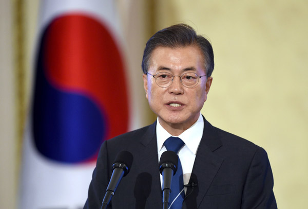  Moon ketika bercakap pada sidang akhbar sempena 100 hari pertamanya menjadi presiden di istana presiden di Seoul, Korea Selatan semalam. — Gambar Reuters