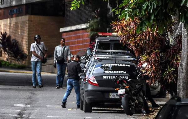  Pegawai badan perisikan SEBIN dilihat berkawal di luar rumah Ortega di Caracas, Venezuela kelmarin. — Gambar AFP