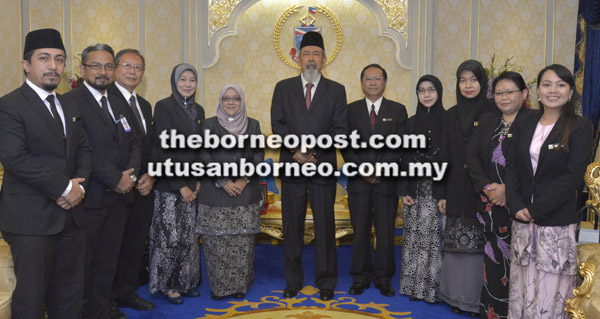  Zaleha (lima kiri) dan ahli rombongannya mengambil peluang merakam kenangan bersama Tun Juhar (tengah).