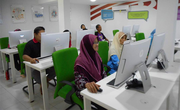  Golongan warga emas turut diajar menggunakan komputer di Pusat Internet 1Malaysia. 