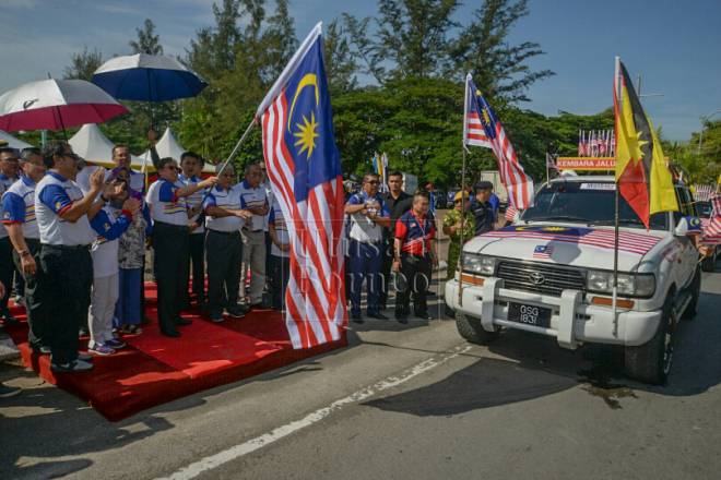  Abang Johari menyempurnakan pelepasan Konvoi Kembara Merdeka Negaraku. - Foto ihsan Penerangan