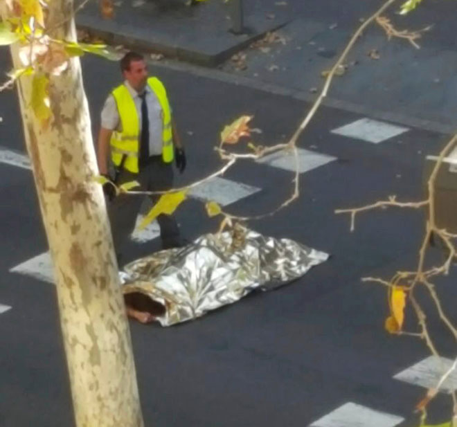  Mayat mangsa ditutupi kain terbaring di atas jalan raya selepas sebuah van merempuh pejalan kaki berhampiran lebuh Las Ramblas di tengah Barcelona, Sepanyol kelmarin. — Gambar Reuters