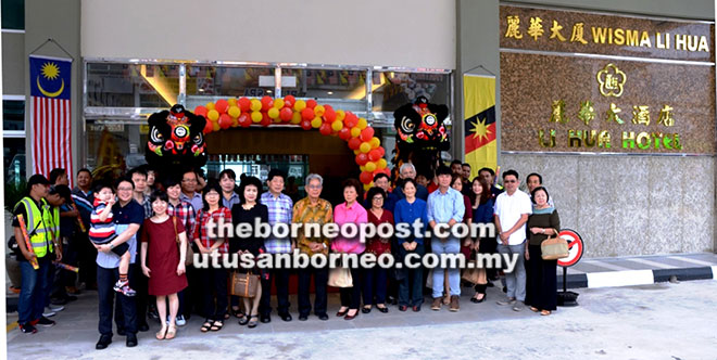  Toh, Francis (tengah) dan ahli keluarga lain menghadiri majlis pembukaan tidak rasmi Hotel Li Hua baharu di Bintulu Sentral semalam.