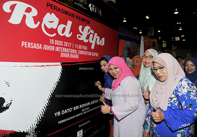  Rohani menurunkan tandatangan bagi kempen ‘Red Lips Don’t Talk Nonsense’ selepas melancarkan Kempen Menangani Keganasan Terhadap Wanita di Pusat Konvensyen Antarabangsa Persada Johor Bahru dekat Johor Bahru, semalam. Turut hadir Pengerusi Jawatankuasa Pembangunan Wanita, Keluarga dan Masyarakat negeri Asiah Md Ariff (kanan). — Gambar Bernama