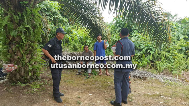  Anggota penyelamat mendapatkan maklumat daripada orang awam sepanjang pencarian mangsa di Debak, semalam.