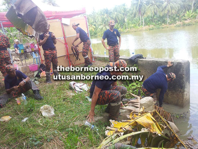  Anggota penyelamat semasa memulakan operasi SAR tersebut di Kampung Serpan Laut, Asajaya semalam.