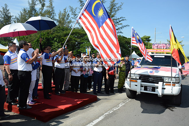 Abang Johari (memegang bendera) menyempurnakan pelepasan 25 kenderaan Konvoi Merdeka sebagai kemuncak acara semalam.