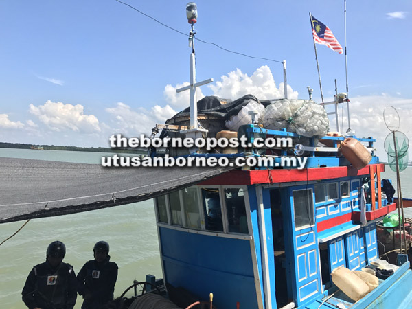  Antara taktik nelayan asing Vietnam ialah mengibarkan bendera Malaysia dan Sarawak pada bot mereka.
