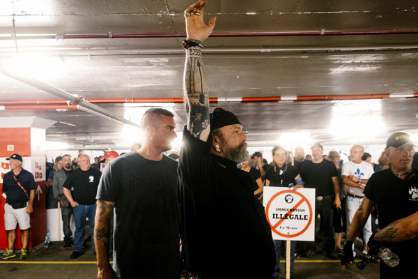  Patrick Beaudry, pengasas dan ketua La Meute, terkandas di tempat parkir bawah tanah bersama para penyokongnya berikutan kehadiran lebih ramai penunjuk perasaan propendatang di luar, ketika suasana tegang menyelubungi tengah Quebec City, Quebec kelmarin. — Gambar Reuters