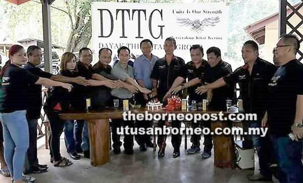  Dr Teo (tengah), Philip (lima kanan) dan Willie (empat kanan)  bersama tetamu dan ahli jawatankuasa DTTG Miri memotong kek  sempena majlis pelancaran DTTG Miri di Gua Long House, baru-baru ini. 