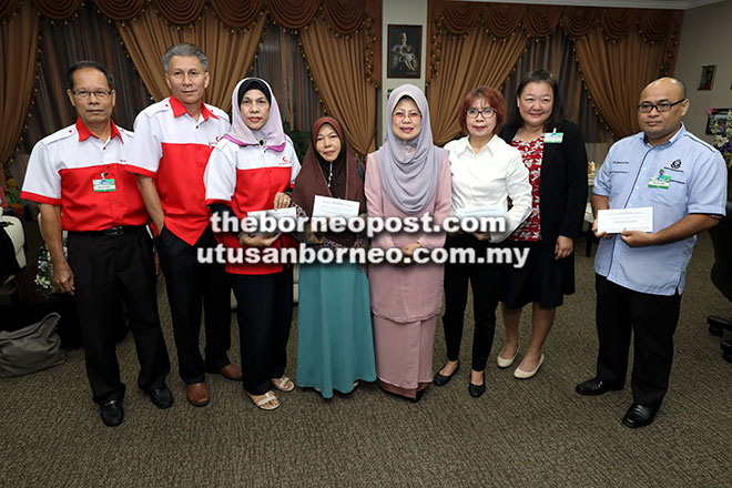  Fatimah (empat kanan) bersama wakil pertubuhan yang menerima cek MRP di pejabatanya semalam.