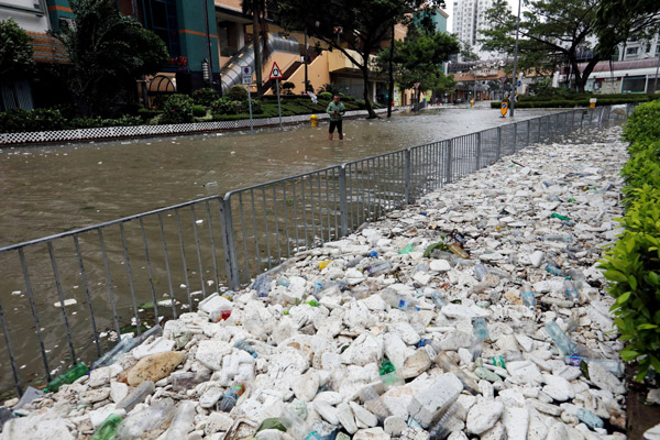  Sampah-sarap dan busa pembungkusan memenuhi kaki lima jalan setelah Hong Kong dilanda banjir kilat susulan kemaraan Hato, semalam. — Gambar Reuters