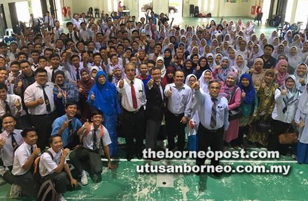  Sahar bersama calon PT3 SMK Pantai dan ibu bapa yang mengikuti program itu. 