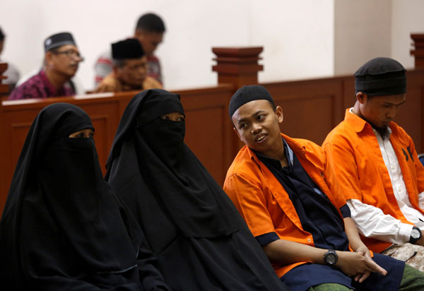  Gambar fail 21 Jun menunjukkan Novi (dua kiri) dibicarakan bersama suaminya Muhammad Nur Solihin (dua kanan) dan rakan tertuduh Ika Puspita Sari (kiri) dan Agus Supriyadi di mahkamah di Jakarta. — Gambar Reuters