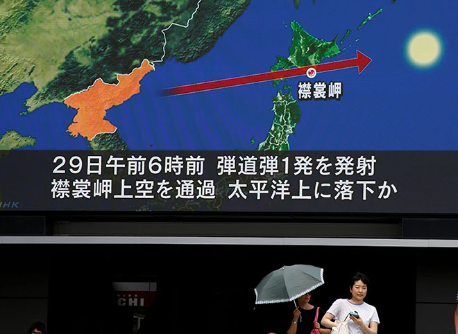  Skrin TV gergasi menunjukkan berita mengenai pelancaran misil Korea Utara di Tokyo, semalam. — Gambar Reuters