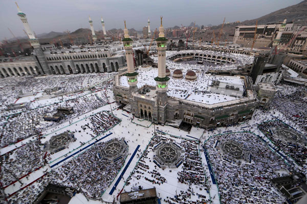  Jemaah haji bersolat di Masjidil Haram, Mekah kelmarin menjelang bermulanya ibadah haji. — Gambar AFP