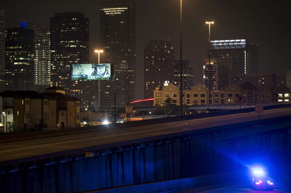  Sebuah kereta polis berkawal di jalanan selepas perintah berkurung diumumkan di Houston, Texas susulan kemaraan Harvey. — Gambar AFP