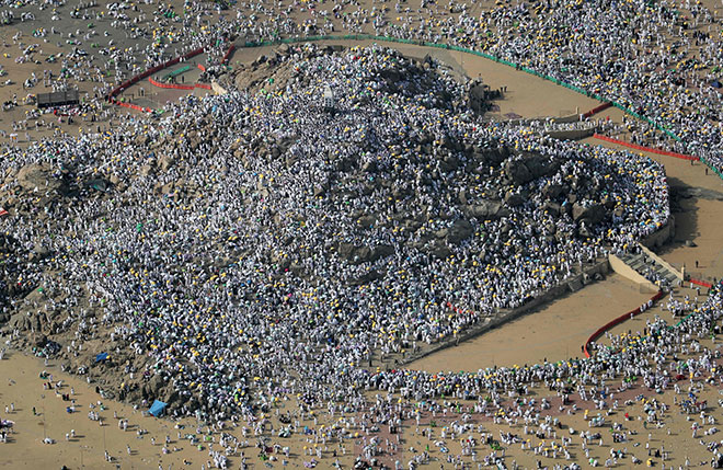  Pandangan udara menunjukkan jemaah haji berhimpun di Gunung Arafah, Arab Saudi, untuk kemuncak ibadah haji kelmarin. — Gambar AFP