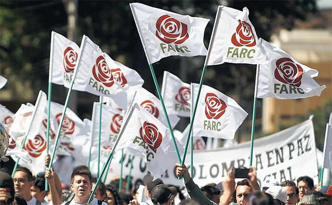  Ahli dan penyokong FARC berarak sambil membawa bendera tertera logo baharu FARC yang kini menjadi sebuah parti politik semasa penutupan Kongres Kebangsaan di Bogota. — Gambar AFP
