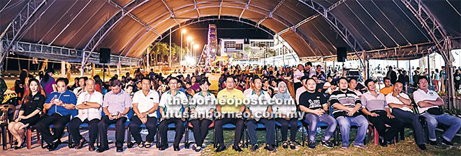  Kong (tujuh kiri) bersama yang lain ketika menghadiri Pertandingan Karaoke Lagu Cina Sempena Pesta Sibu Jaya baru-baru ini.