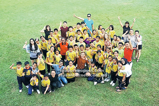  Sukarelawan ‘Explore Borneo’ bergambar bersama pelajar yang mengambil bahagian.