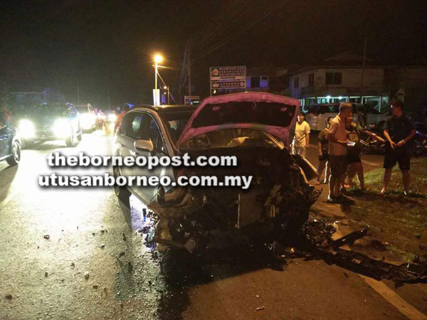  Bahagian hadapan salah satu kereta mewah remuk namun tidak terbakar. 