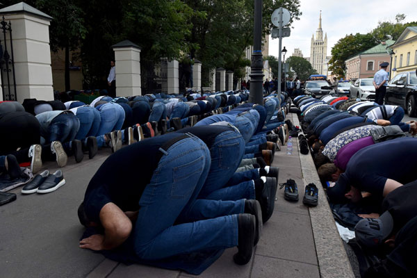  Ratusan penduduk Muslim bersolat di hadapan kedutaan Myanmar di tengah Moscow, Rusia semalam tanda sokongan buat Rohingya. — Gambar AFP