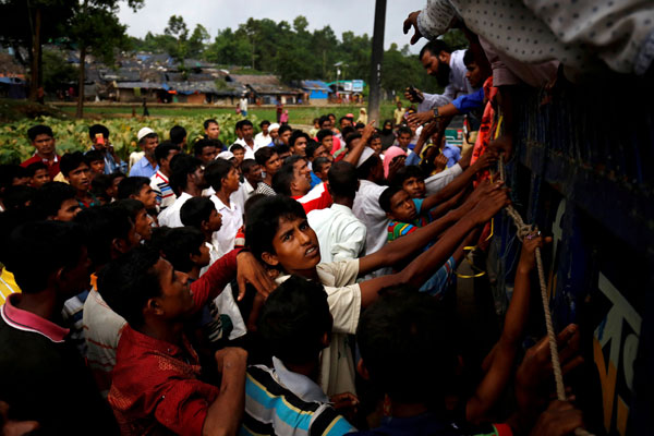  Pelarian Rohingya berkumpul untuk mendapatkan bekalan bantuan di Kutupalang dekat Cox’s Bazar, kelmarin. — Gambar Reuters