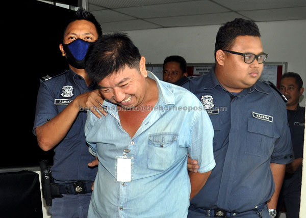  Tan (tengah) dipenjara tujuh hari dan didenda RM530,000 selepas mengaku bersalah di Mahkamah Majistret, Kuala Terengganu, semalam. — Gambar Bernama