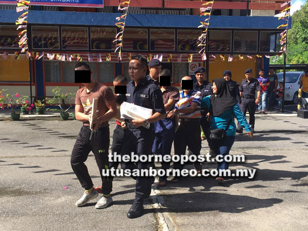  Tertuduh diiringi anggota polis menuju ke Mahkamah Majistret Limbang, pagi semalam.