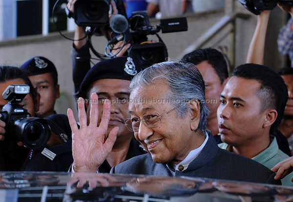  Mahathir hadir pada sesi pendengaran  Suruhanjaya Siasatan Untuk Menyiasat Kes Kerugian Akibat Urus Niaga Mata Wang Asing Oleh Bank Negara Malaysia (BNM) Sekitar Tahun 1990-an, di Istana Kehakiman, Putrajaya, semalam. — Gambar Bernama