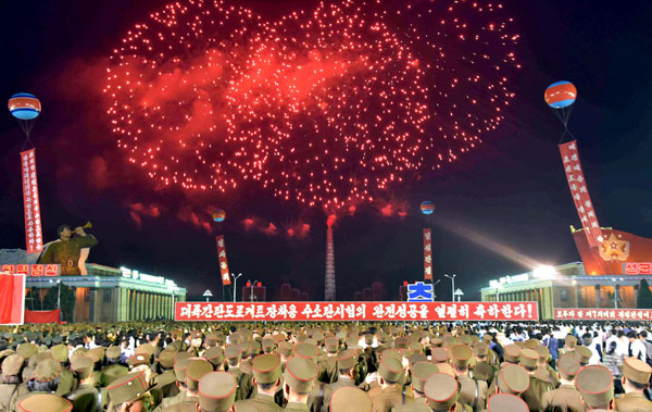  Pertunjukan bunga api diadakan untuk meraikan ujian nuklear terbesar Korea Utara di Pyongyang kelmarin. — Gambar KCNA/Reuters