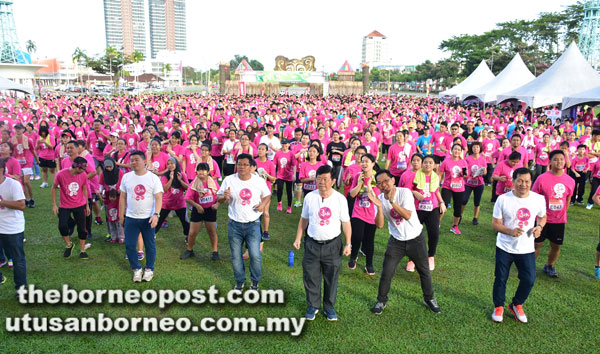  Para penganjur bersama-sama para peserta pada sesi memanaskan badan.