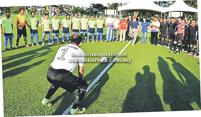  Mataip menyempurnakan sepak mula sebagai simbolik perlawanan akhir antara BDA Veteran dan ARJ Baza FC.