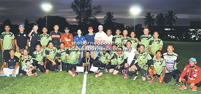  Skuad BDA Veteran yang dinobat sebagai juara Kejohanan Bola Sepak Veteran Jemputan BDA-LSC merakam gambar bersama Mataip, Wan Ibrahim, Olga (berdiri tengah) dan yang lain.