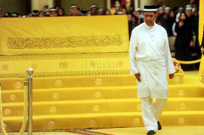 Raja Muda Kedah Tunku Sallehuddin Almarhum Sultan Badlishah dimasyhurkan sebagai Sultan Kedah yang ke-29 di Istana Anak Bukit hari ini.Tunku Sallehuddin menggantikan Almarhum kekandanya Sultan Abdul Halim Mu'adzam Shah yang mangkat 2.30 petang semalam. - Foto BERNAMA