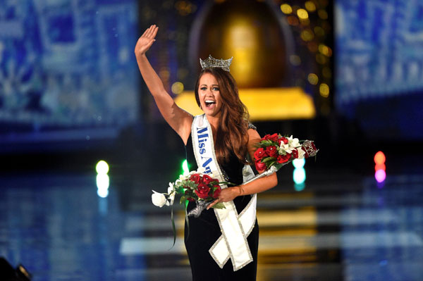  Mund melambaikan tangannya kepada hadirin selepas dinobatkan sebagai Miss America ke-97 di Atlantic City, New Jersey kelmarin. — Gambar Reuters