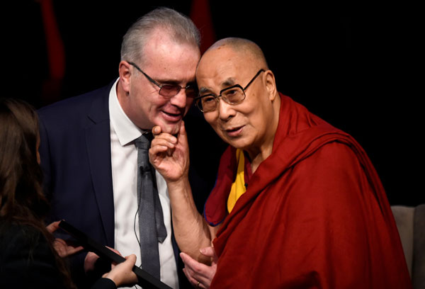  Dalai Lama yang merupakan penaung Children in Crossfire, bergurau dengan pengasas pertubuhan kebajikan itu Richard Moore pada acara ‘Compassion in Action’ di Londonderry, Ireland Utara kelmarin. — Gambar Reuters