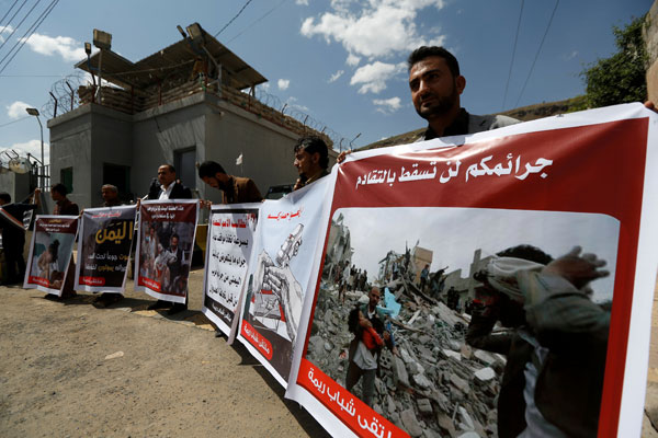  Gambar fail 29 Ogos lalu menunjukkan penduduk membawa kain rentang memaparkan gambar mangsa serangan udara perikatan Arab Saudi semasa mengadakan demonstrasi di pekarangan pejabat PBB di Sanaa. — Gambar Reuters