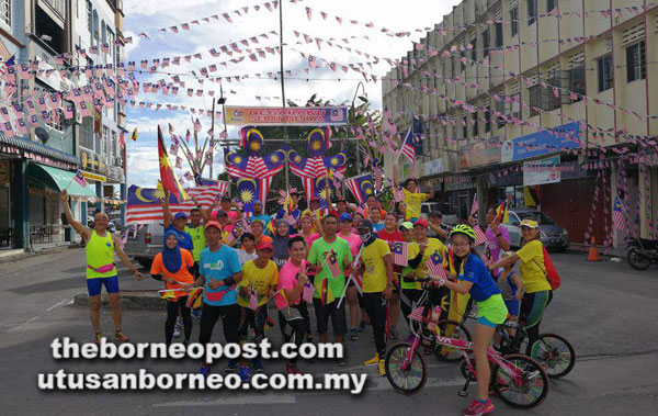  Pasukan AKB merakam kenangan di kawasan KRT Pekan yang turut dihiasi bendera Malaysia.