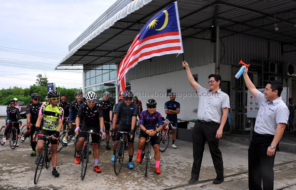  Kee (dua kanan) melakukan pelepasan Konvoi Berbasikal Institut Jantung Negara (IJN) program ‘My Heart My Life’ Sabah 2017 sempena Sambutan Bulan Hari Malaysia dan Hari Jantung Sedunia memulakan konvoi mereka di Jalan Lintas Kolombong semalam. — Gambar Bernama 