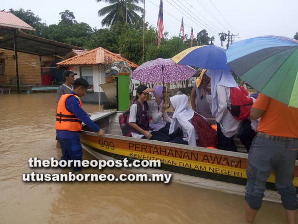  Anggota APM membantu menghantar calon peperiksaan UPSR ke SK Lingkungan.