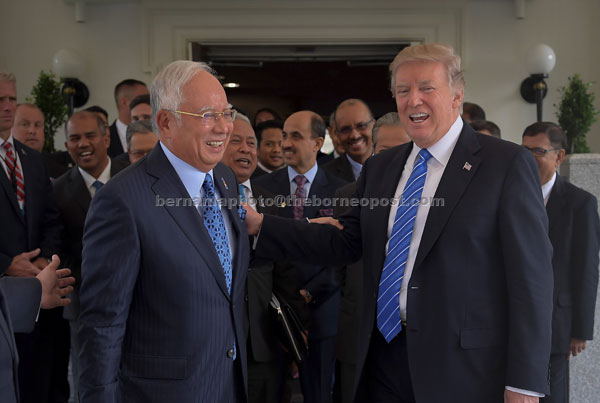  Najib (kiri) beramah mesra bersama Trump selepas membincangkan hubungan strategik antara kedua-dua negara di Rumah Putih di Washington D.C., kelmarin. — Gambar Bernama