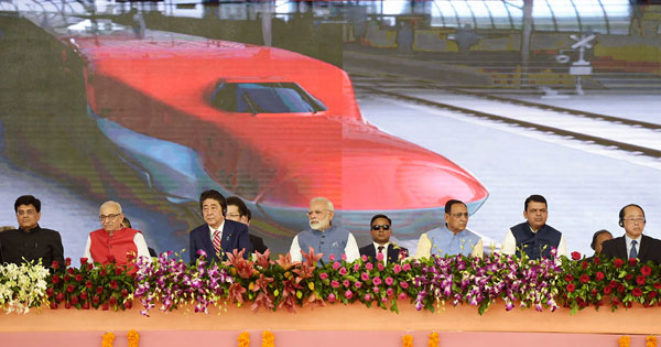  Gambar serahan Biro Maklumat Media India menunjukkan Modi (tengah) dan Abe (tiga kiri) pada majlis melancarkan projek kereta api peluru di Ahmedabad semalam. — Gambar AFP