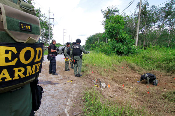  Pegawai memeriksa kawasan di mana sebutir bom meletup di wilayah Yala di selatan Thailand semalam. — Gambar Reuters