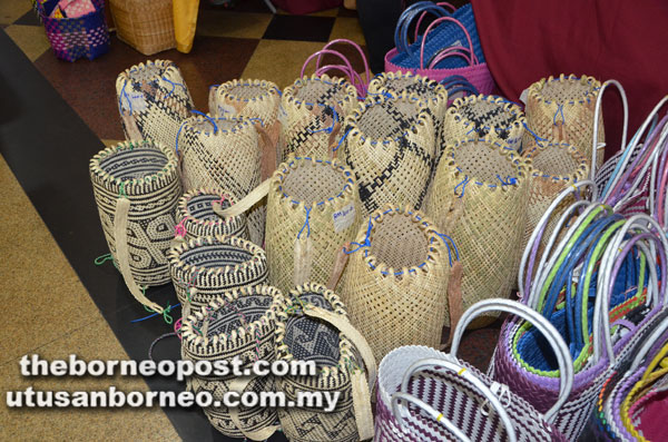  Bakul rotan yang dijual semasa karnival.