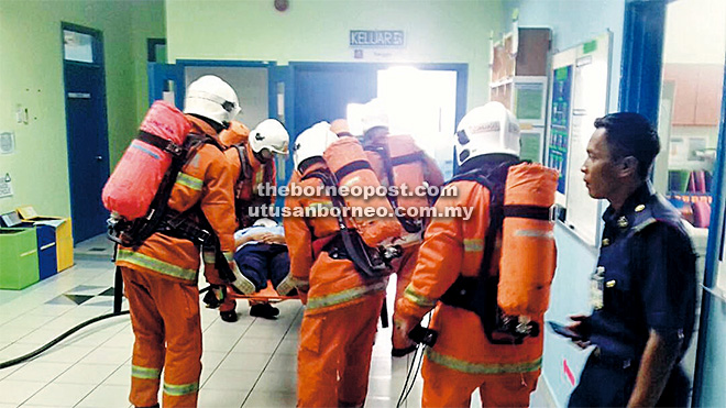  Anggota bomba menyelamatkan mangsa yang terperangkap.