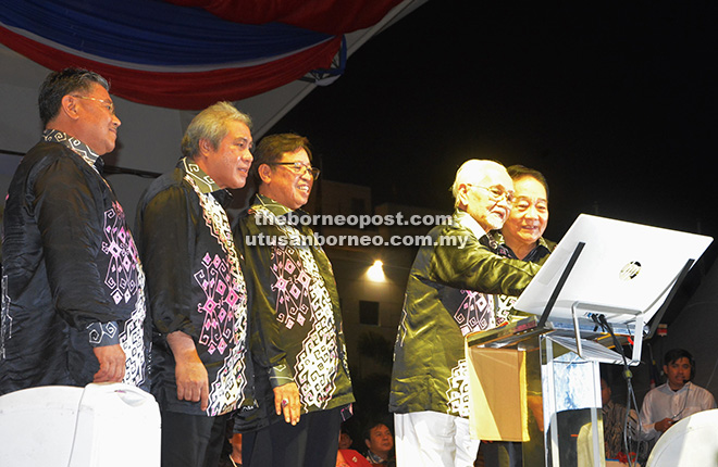  Taib melakukan simbolik perasmian sambutan Hari Malaysia Peringkat Negeri yang berlangsung di Dataran Sibu, malam tadi. Sementara, Abang Johari, Awang Tengah Wong dan Morshidi melihat sama.