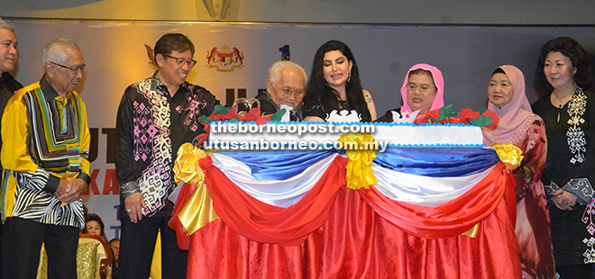  Tun Taib serta isteri Ragad bersama Abang Johari dan isteri Juma’ani memotong kek sempena sambutan Hari Malaysia Peringkat Negeri yang berlangsung di Dataran Sibu, malam tadi. 